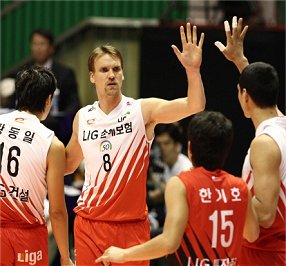 LIG손해보험 ‘펄펄’..남자배구 지각변동
