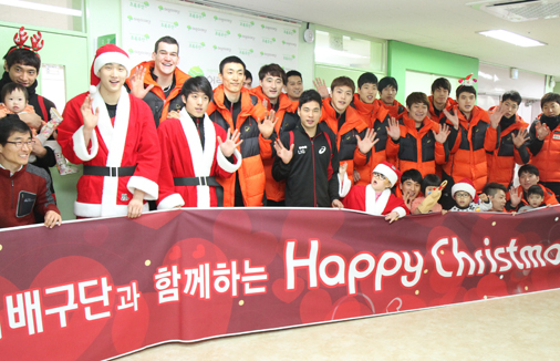 일일 산타로 변신한 LIG 배구단